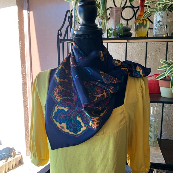 Beautiful Blue bird scarf - Picture 4 of 8